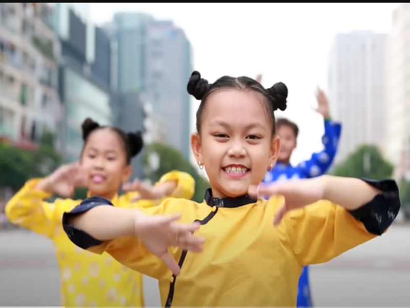 MV Bống Bống Bang Bang của bé Bào Ngư cũng có lượt xem cao ngất ngưởng.