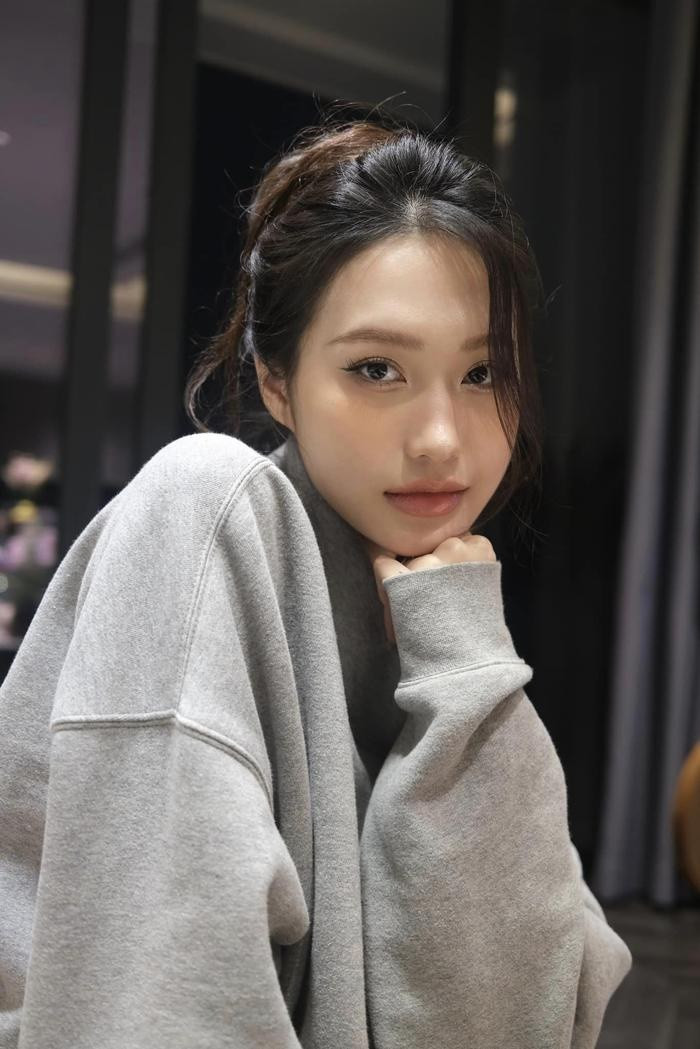 Khi chưa công bố tin vui, Doãn Hải My lựa chọn giấu kín vóc dáng qua trang phục rộng và chăm chỉ làm việc. Ảnh: FBNV