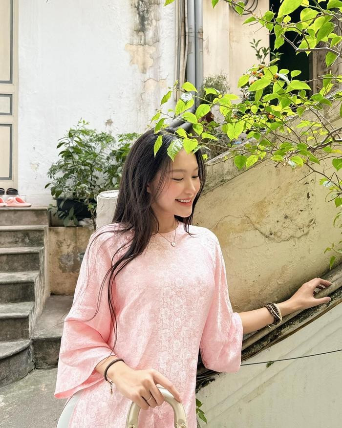 Vợ Đoàn Văn Hậu chăm chỉ diện áo dài trong dịp Tết Nguyên đán vừa qua. Ảnh: FBNV