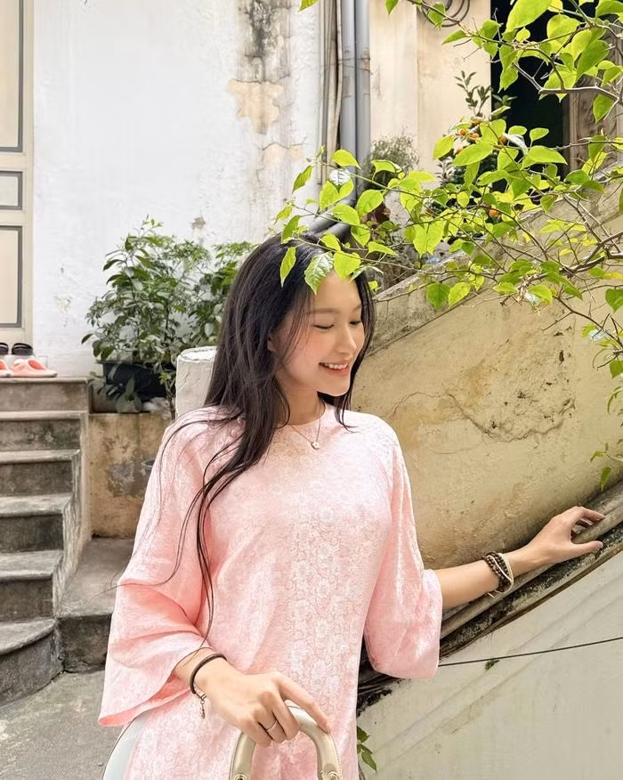 Vợ Đoàn Văn Hậu chăm chỉ diện áo dài trong dịp Tết Nguyên đán vừa qua. Ảnh: FBNV