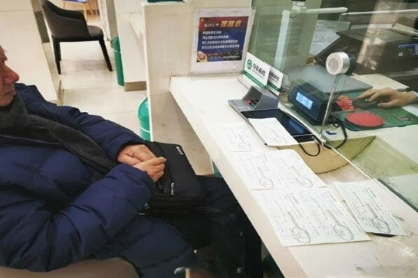 Nhan dien thoai tu ngan hang, nguoi dan ong ngo ngang