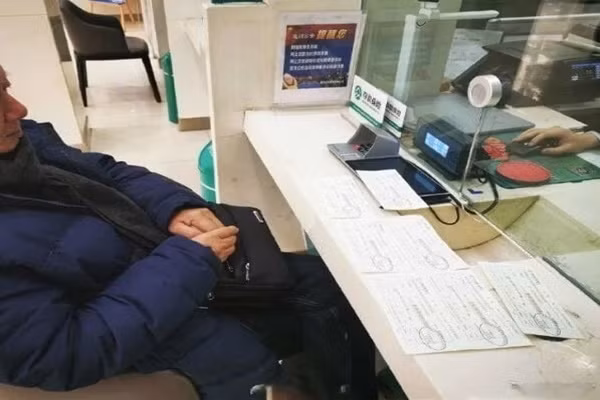 Nhan dien thoai tu ngan hang, nguoi dan ong ngo ngang