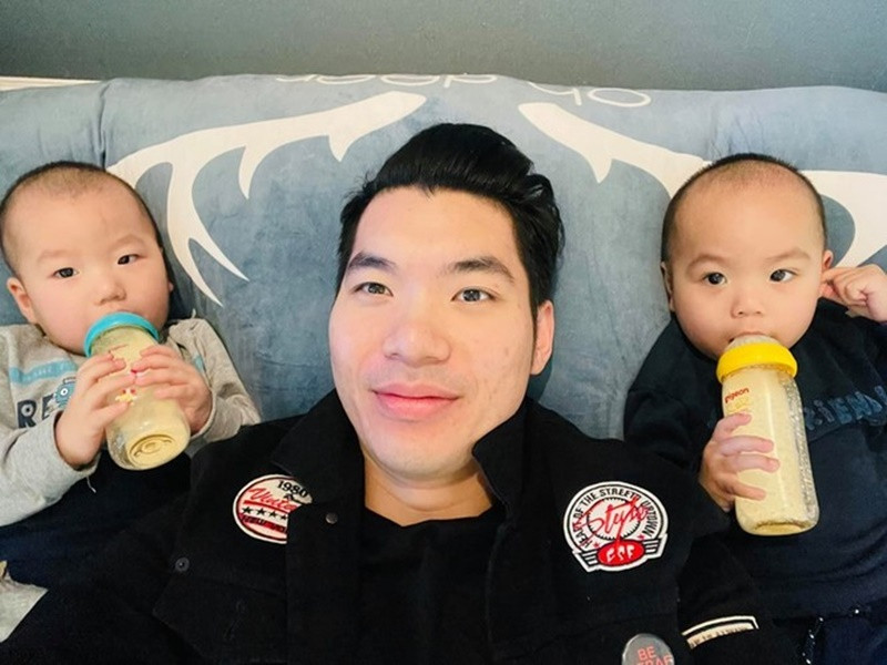 Nam diễn viên hỗ trợ vợ chăm sóc hai con trai.