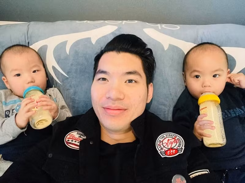 Nam diễn viên hỗ trợ vợ chăm sóc hai con trai.