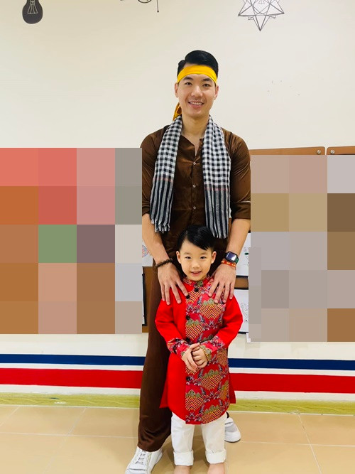 Nam diễn viên đóng vai chú cuội trong một hoạt động ở trường của con trai.