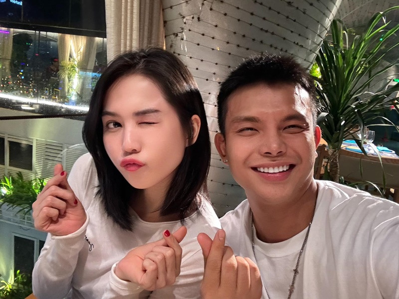 NTK Đỗ Long vừa chia sẻ hình ảnh cùng Ngọc Trinh ăn tối.