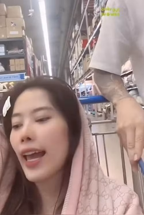 Đầu tháng 2, Nam Em gây tranh cãi vì ngồi vào xe đẩy dùng để chở hàng cho bạn trai đẩy đi. Khi bị chỉ trích, Hoa khôi Nam Em cho biết: "Tôi bị tiền đình thì ngồi xe đẩy đi chứ. Có gì đâu mà khó chịu". Ảnh: Thương Hiệu Và Pháp Luật.