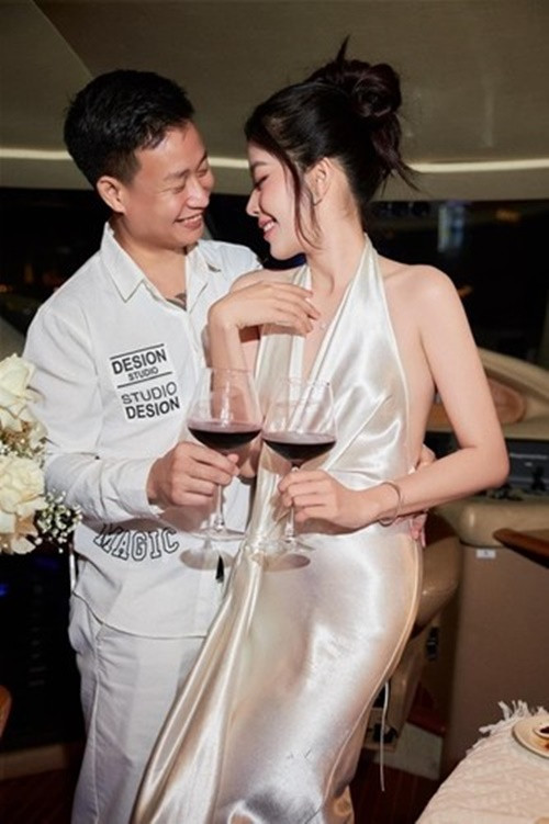 Nam Em và Hữu Cường công khai hẹn hò vào tháng 11/2023. Chỉ vừa mới thừa nhận mối quan hệ với nàng hoa khôi, Hữu Cường vướng tin đồn từng 2 lần ly hôn, có 3 người con, nợ nần. Ảnh: Đời Sống Pháp Luật.