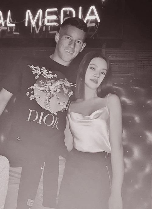 Theo Thể thao 24/7, khi còn hẹn hò, Jolie Nguyễn thường xuyên bay tới châu Âu để thăm Ross Barkley. Tuy vậy, nhiều người vẫn hoài nghi tin đồn giữa Ross Barkley và Jolie Nguyễn. Ảnh: Thế Giới Trẻ.