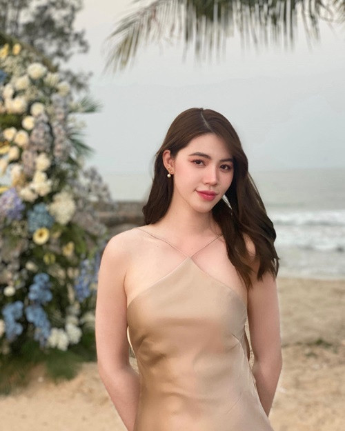 Jolie Nguyễn không ít lần vướng ồn ào tình cảm. Cô từng tố bạn thân là Hoa hậu Doanh nhân trong nhóm chị em showbiz "giật người yêu". Dù không chỉ đích danh nhưng cư dân mạng suy đoán người mà Jolie ám chỉ là doanh nhân Lam Cúc. Ảnh: FBNV.