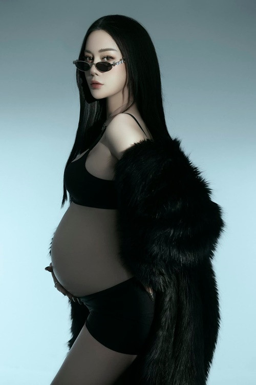 "Một chiếc bầu cán mốc 70 kg lần đầu khoe bản full không che bụng", Phương Oanh viết.