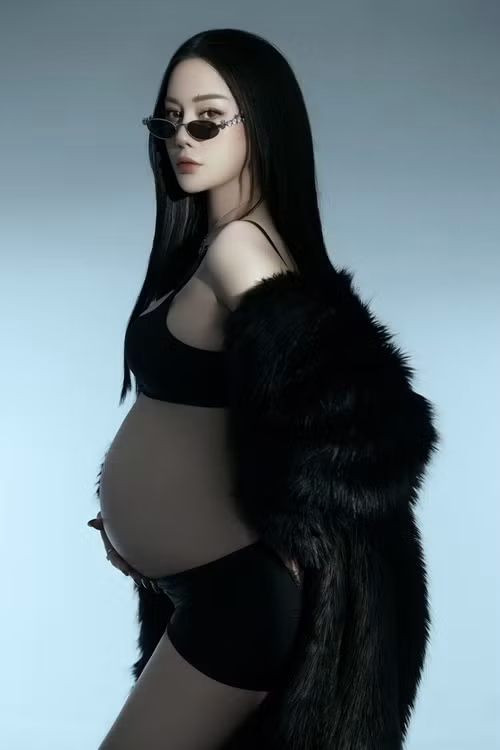 "Một chiếc bầu cán mốc 70 kg lần đầu khoe bản full không che bụng", Phương Oanh viết.