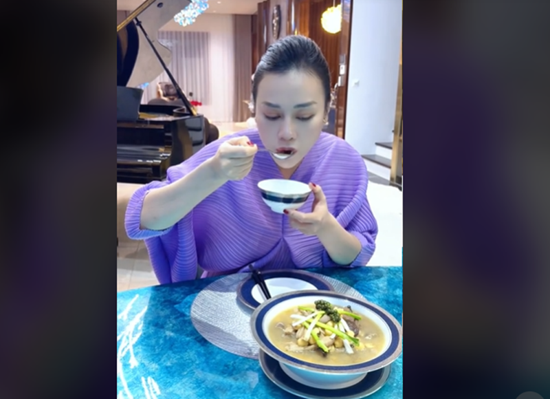 Nữ diễn viên tự nấu món dạ dày hầm hạt sen bổ dưỡng cho bà bầu.