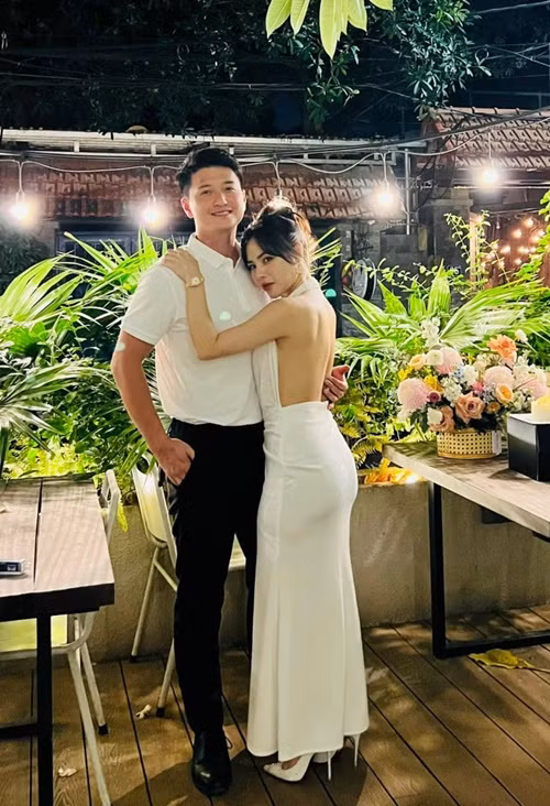 Bạch Lan Phương gợi cảm, trẻ trung, chả trách bạn trai kém tuổi mê mẩn.