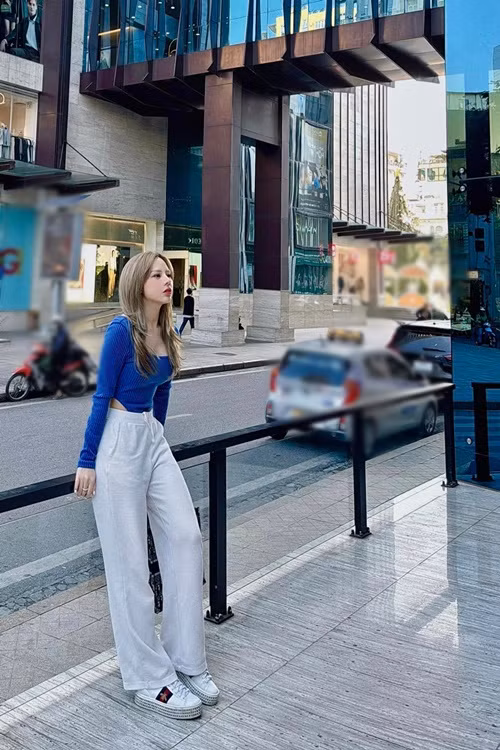 Nữ MC trẻ trung, sành điệu mỗi khi xuống phố.