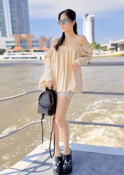 Dù từng một lần sinh nở, bạn gái Huỳnh Anh vẫn thon gọn, quyến rũ.