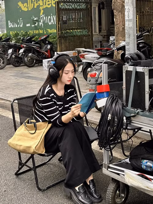 Trong Lỡ hẹn với ngày xanh, Lê Bống vào vai cô gái vừa ra trường, ăn mặc trẻ trung, khá kín đáo.