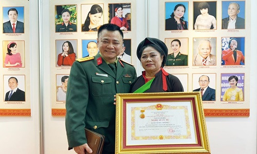 Tiet lo ve me ruot cua Tu Long vua nhan danh hieu NSUT