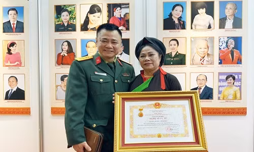 Tiet lo ve me ruot cua Tu Long vua nhan danh hieu NSUT