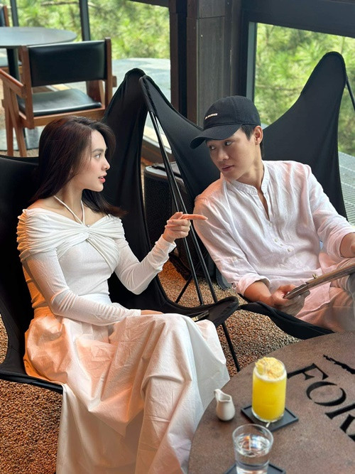 Dù chưa về chung một nhà, Tiến Phát đã đưa hết tài sản cho Quỳnh Lương giữ. Quỳnh Lương chia sẻ: "Bọn mình không phân chia rõ ràng tiền ai nấy tiêu, mà tiền mình Phát tiêu còn tài sản của Phát thì Quỳnh Lương giữ". Ảnh: FBNV.