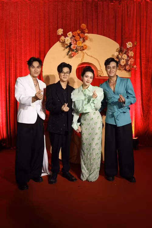 Tháng 1/2024, Quỳnh Lương cho biết sang năm sẽ làm đám cưới. Về phía mình, Tiến Phát chưa có động thái gì ngoài việc để lại biểu tượng cười. Ảnh: FBNV.