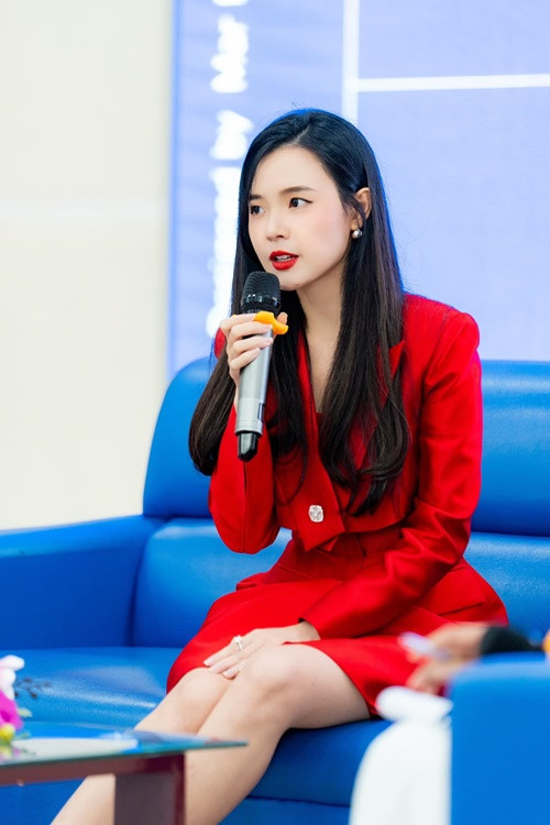 Midu còn sáng lập ra một thương hiệu thời trang riêng và phát triển thành 3 chi nhánh tại TP HCM.