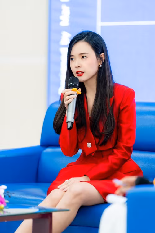 Midu còn sáng lập ra một thương hiệu thời trang riêng và phát triển thành 3 chi nhánh tại TP HCM.