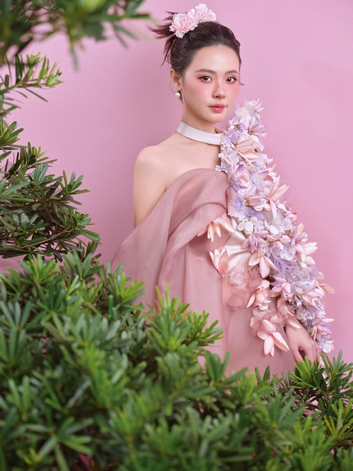 Trước đó, Midu có thành tích học tập đáng nể: 12 năm liền là học sinh giỏi, nhiều lần được học sinh giỏi quận, học sinh giỏi thành phố, giải nhì Văn cấp thành phố, á khoa Đại học Kiến trúc TP HCM, thủ khoa Cao đẳng Văn hóa Nghệ thuật.