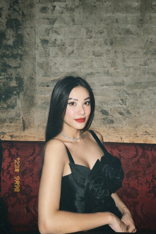 Vào tháng 9/2021, mạng xã hội xôn xao thông tin Á hậu Kim Duyên học hành bết bát, nợ tới 43 tín chỉ. Trong vòng 5 năm, cô đã thay đổi liên tục 3 chuyên ngành với 4 trường đại học/cao đẳng tại Việt Nam lẫn quốc tế.