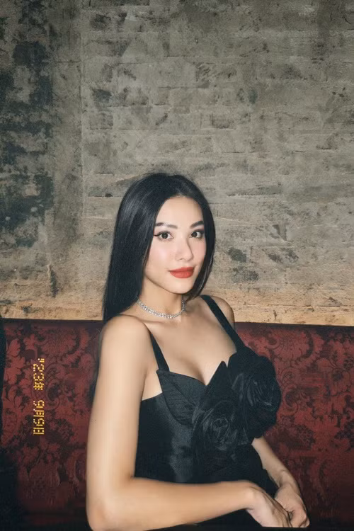 Vào tháng 9/2021, mạng xã hội xôn xao thông tin Á hậu Kim Duyên học hành bết bát, nợ tới 43 tín chỉ. Trong vòng 5 năm, cô đã thay đổi liên tục 3 chuyên ngành với 4 trường đại học/cao đẳng tại Việt Nam lẫn quốc tế.