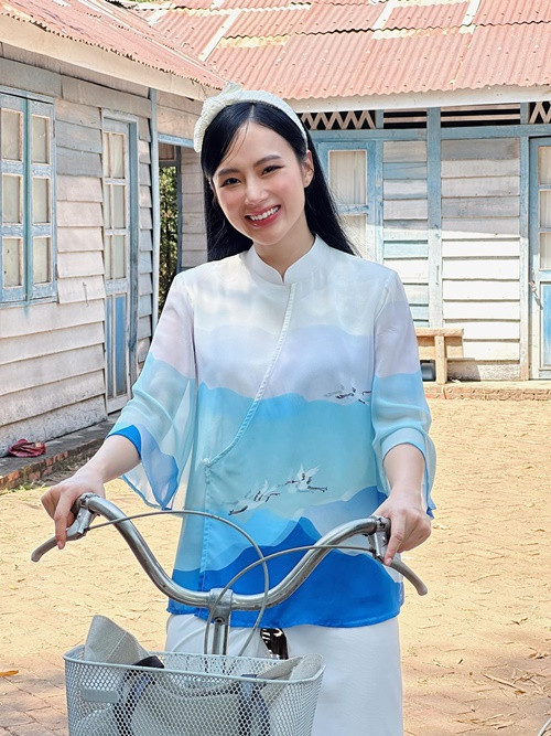 Năm 2013, trong kỳ thi THPT, Angela Phương Trinh vẫn thản nhiên đi uống cà phê. Giữa ồn ào, nữ diễn viên thú nhận học hệ bổ túc vì muốn kiếm tiền hỗ trợ kinh tế gia đình và sẽ thi tốt nghiệp vào dịp sau này. Theo Znews, phía trường tư thục cấp II-III Đăng Khoa lại khẳng định Phương Trinh bỏ học từ năm lớp 9 và vì chưa chuyển học bạ nên cô không thể nhập học ở bất cứ trường mới nào.