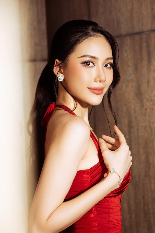 Ông Lê Hùng, Trưởng phòng đào tạo của Đại học Sân khấu Điện ảnh TP.HCM chia sẻ trên Znews, Bùi Quỳnh Hoa bị buộc thôi học vì vi phạm quy chế học tập học kỳ I năm học 2023-2024. Nàng hậu bỏ gần hết một học kỳ mà không có lý do.