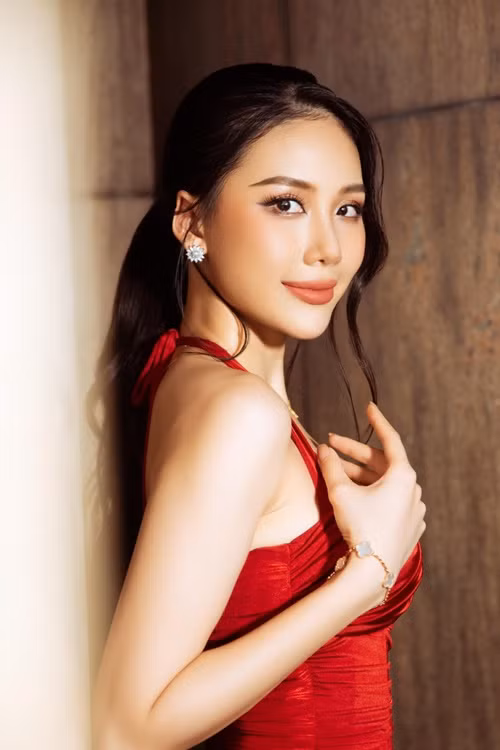 Ông Lê Hùng, Trưởng phòng đào tạo của Đại học Sân khấu Điện ảnh TP.HCM chia sẻ trên Znews, Bùi Quỳnh Hoa bị buộc thôi học vì vi phạm quy chế học tập học kỳ I năm học 2023-2024. Nàng hậu bỏ gần hết một học kỳ mà không có lý do.