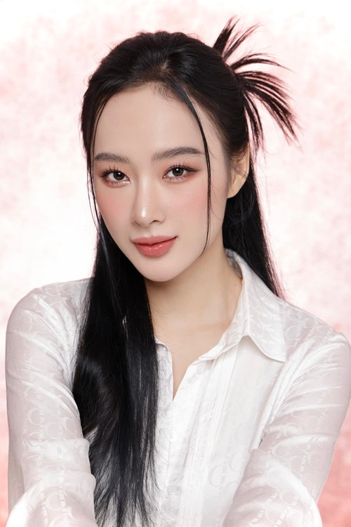 Năm 2012, trong kỳ thi THPT, Angela Phương Trinh thảnh thơi đi chụp hình, dự sự kiện trong khi bạn bè cùng trang lứa ôn tập. Trước sức ép từ dư luận, bà mẹ nhí thừa nhận cô sinh năm 1995 chứ không phải 1994.