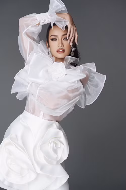 Tháng 5/2023, Hoa hậu Ngọc Châu thừa nhận không thể tốt nghiệp ngành Công nghệ sinh học tại Đại học Tôn Đức Thắng vì quá hạn đào tạo. Theo Tiền Phong, hoa hậu chia sẻ, thời điểm đó cô bị cuốn vào những cuộc thi và phải lựa chọn con đường cho riêng mình.