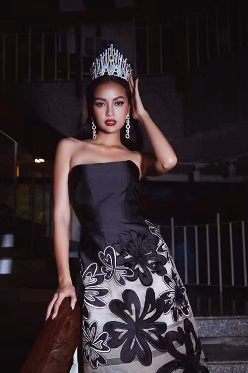 Theo Ngọc Châu, sau khi đăng quang Hoa hậu Hoàn vũ Việt Nam 2022, cô mới nhận tin mình bị nhà trường buộc thôi học. Nàng hậu làm đơn xin ban giám hiệu xem xét hỗ trợ, hoàn thành đồ án tốt nghiệp nhưng nhà trường từ chối và làm theo quy định của Bộ Giáo dục và Đào tạo.