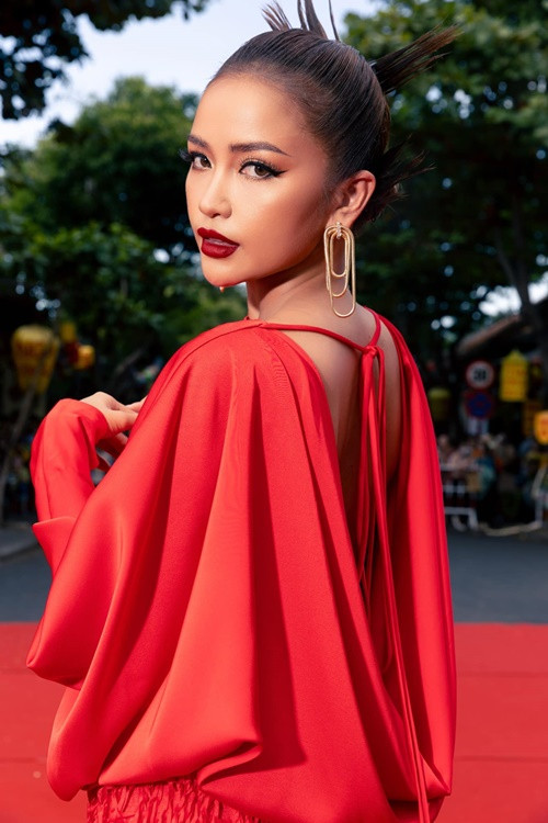 Trước Quỳnh Hoa, Ngọc Châu là mỹ nhân Việt vướng ồn ào học vấn. Cuối tháng 1/2023, mạng xã hội lan truyền hình ảnh được cho là danh sách sinh viên chưa tốt nghiệp của trường Đại học Tôn Đức Thắng (TPHCM), trong đó có thông tin tên tuổi, mã sinh viên và ngành học của Hoa hậu Ngọc Châu.