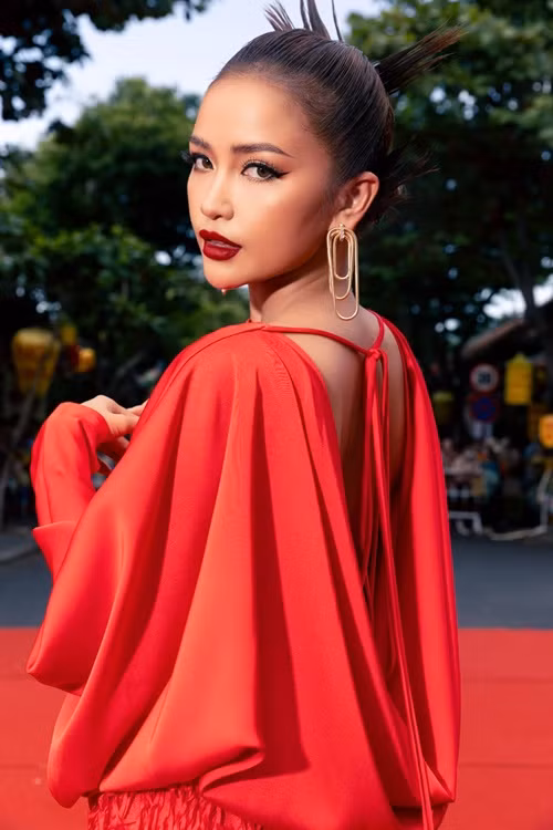 Trước Quỳnh Hoa, Ngọc Châu là mỹ nhân Việt vướng ồn ào học vấn. Cuối tháng 1/2023, mạng xã hội lan truyền hình ảnh được cho là danh sách sinh viên chưa tốt nghiệp của trường Đại học Tôn Đức Thắng (TPHCM), trong đó có thông tin tên tuổi, mã sinh viên và ngành học của Hoa hậu Ngọc Châu.