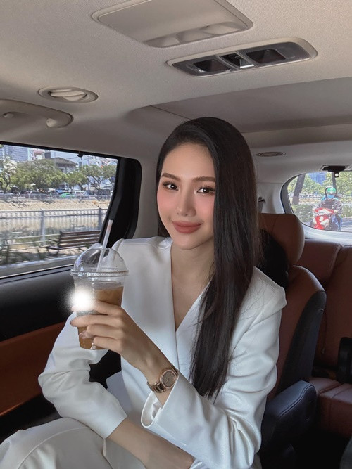 Mới đây, cư dân mạng lan truyền ảnh chụp danh sách buộc thôi học của Đại học Sân khấu Điện ảnh TP.HCM có tên Hoa hậu Bùi Quỳnh Hoa.