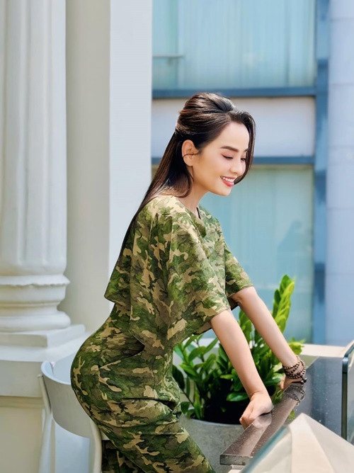 Nữ diễn viên phim Người đẹp Tây Đô làm người mẫu quảng cáo cho chính công ty của mình.