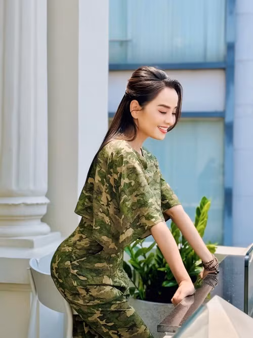 Nữ diễn viên phim Người đẹp Tây Đô làm người mẫu quảng cáo cho chính công ty của mình.