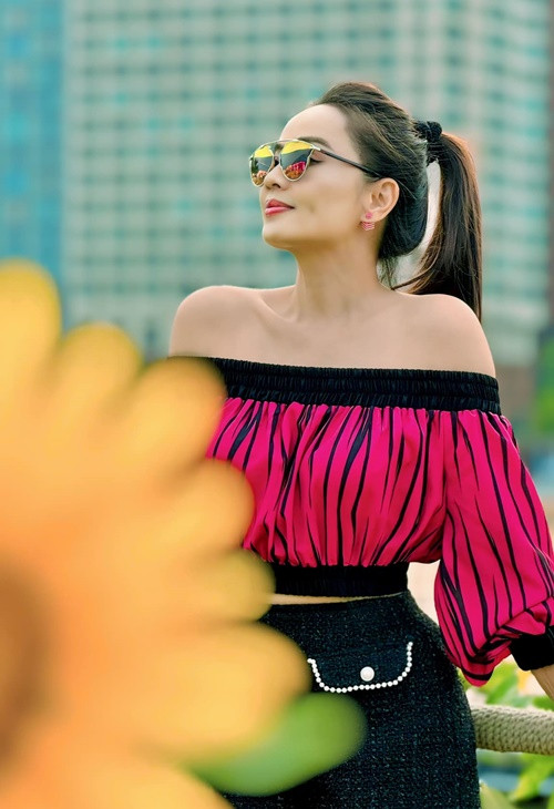 Hoài An trông trẻ trung hơn tuổi thật nhờ khéo chọn trang phục, phụ kiện. Trang phục đời thường của cô thường là chân váy ngắn hoặc quần jean kết hợp với áo phông, áo sơ mi. Ngoài ra, nữ diễn viên khéo kết hợp trang phục trẻ trung với phụ kiện mũ, kính, giày thể thao.