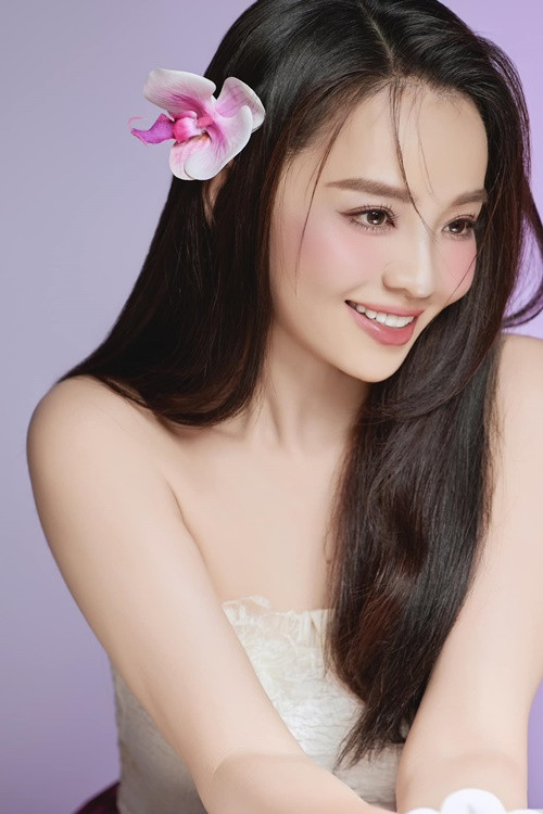 Trên màn ảnh, Hoài An đóng vai khắc khổ. Còn ngoài đời, cô luôn tươi trẻ.