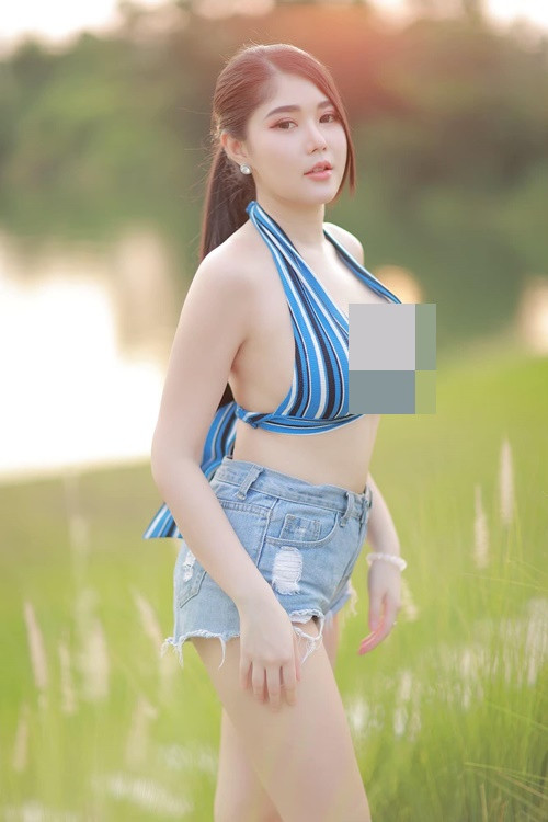 Áo yếm cũng là trang phục mỹ nhân siêu vòng một yêu thích.