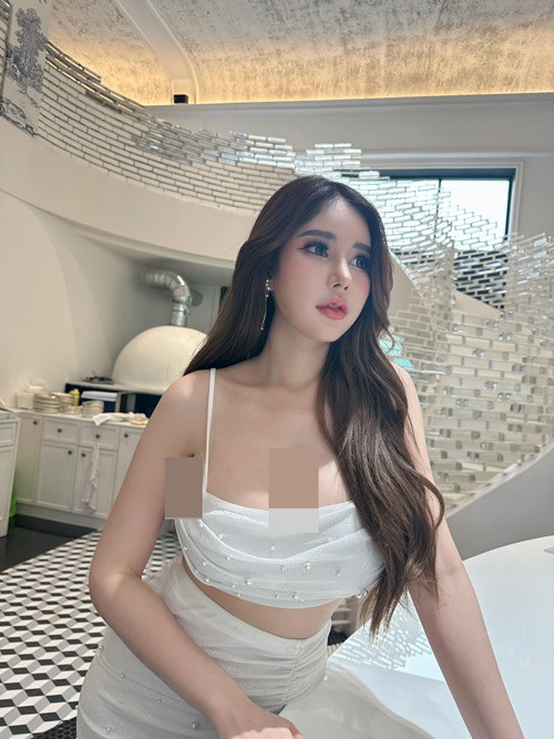 Ngoài váy áo cúp ngực, cô nàng chuộng các thiết kế hai dây để tôn vòng một siêu khủng.