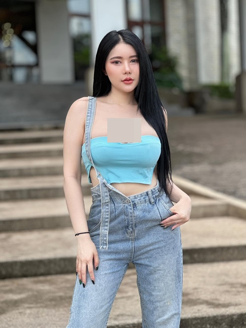 Cô nàng sở hữu lợi thế ngoại hình với vòng một căng đầy, vòng eo con kiến và vòng ba trái đào nảy nở.