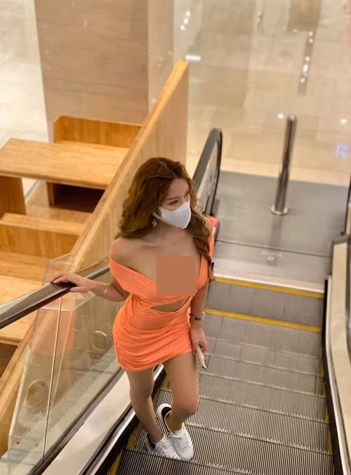 Gatita Yan đăng tải hình ảnh mặc quyến rũ khi sử dụng thang cuốn.