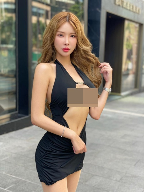 Dạo phố, cô nàng thu hút sự chú ý của nhiều người bởi vóc dáng gợi cảm, gu thời trang táo bạo.