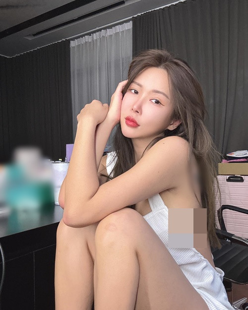 Do mặc hở bạo, Gatita Yan bị không ít cư dân mạng chỉ trích.