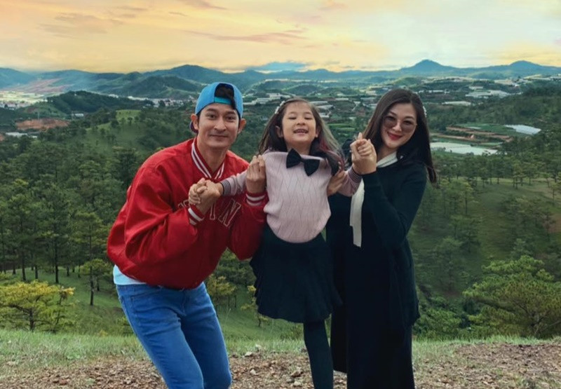 Có con chung nhưng chưa làm đám cưới, Huy Khánh cho hay: “Đám cưới là hình thức thông báo đến bạn bè, người thân, trong khi chúng tôi sống chung khá lâu, bạn bè đều biết, sinh nhật con cũng tổ chức hàng năm. Tôi hơi ngượng và không hình dung được đám cưới của mình sẽ thế nào. Cũng trong một thời gian dài, tôi quên chuyện đó. Có lẽ cuộc sống bận rộn, vợ chồng tập trung xây dựng cơ sở hạ tầng cho gia đình nên chúng tôi không nghĩ đến”. Ảnh: FBNV.